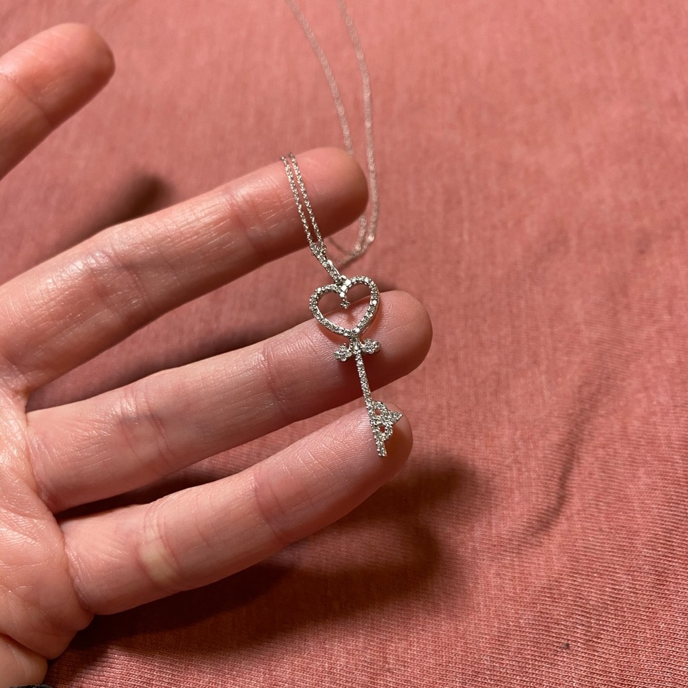 NWOT ZALES DIAMOND HEART TOP KEY NECKLACE